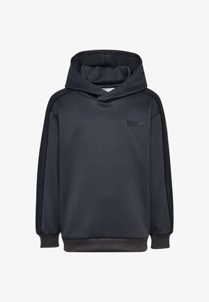 Twee kinderen staan naast elkaar in bijpassende donkergrijze hoodies en broeken, handen in de zakken of ontspannen langs de zij.