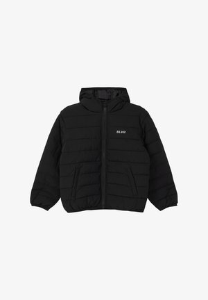 Schwarze Steppjacke mit Reißverschluss vorne, Kapuze und SLVR-Logo. Ausgestattet mit zwei Seitentaschen und gestepptem Muster für Isolierung.