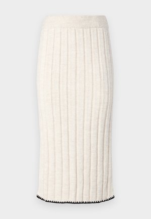 Strikket midi-skjørt i off-white, med vertikale riller, en tettsittende liv og en svart bølgekant. Glatt tekstur med myk fall.