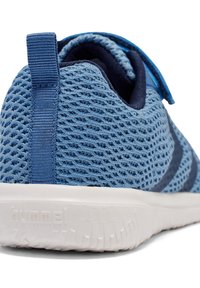 Baskets en mesh bleu avec des accents navy, dotées d'un dessus texturé, d'une semelle en caoutchouc blanche et d'une languette au talon pour un enfilage facile. Le nom du modèle est embossé sur la semelle.