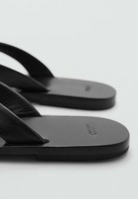 Mango Sandály s odděleným palcem - black