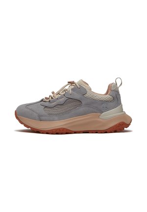 Grå og beige lavtop sneaker med mesh paneler, chunky sål, snørelukning foran, trækstrop på hæl og tekstureret gummiydersål.