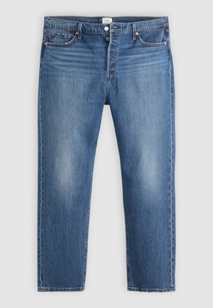 Jeans en denim bleu clair avec une coupe droite, présentant un léger effet délavé, cinq poches et des accents en matériel cuivré.