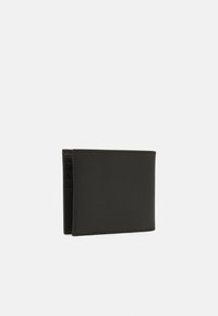 Portefeuille en cuir noir compact avec une texture lisse, design pliable et plusieurs emplacements pour cartes. Minimaliste, sans aucune quincaillerie ou accent visible.