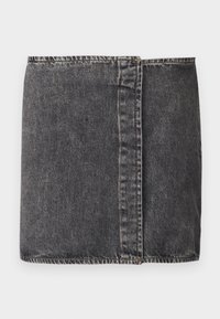 Mörkgrå denimkjol med rak skärning, synlig söm längs sidsömmarna och en rå kantfinish längs nederkanten.