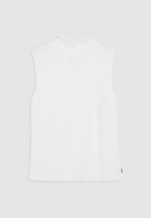 Haut sans manches blanc avec un col montant, fabriqué en matériau doux, présentant un ourlet droit et une petite étiquette logo rouge sur le côté.