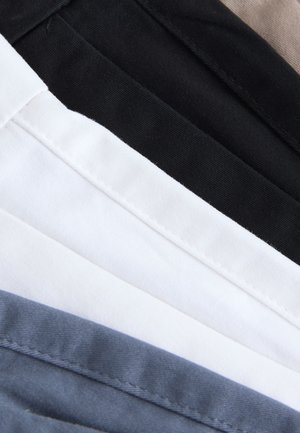 Bomuldsstofprøver i fem horisontale lag: sort, hvid, lys tan, mørkegrå og lyseblå, der viser glatte teksturer og ensartede syninger.