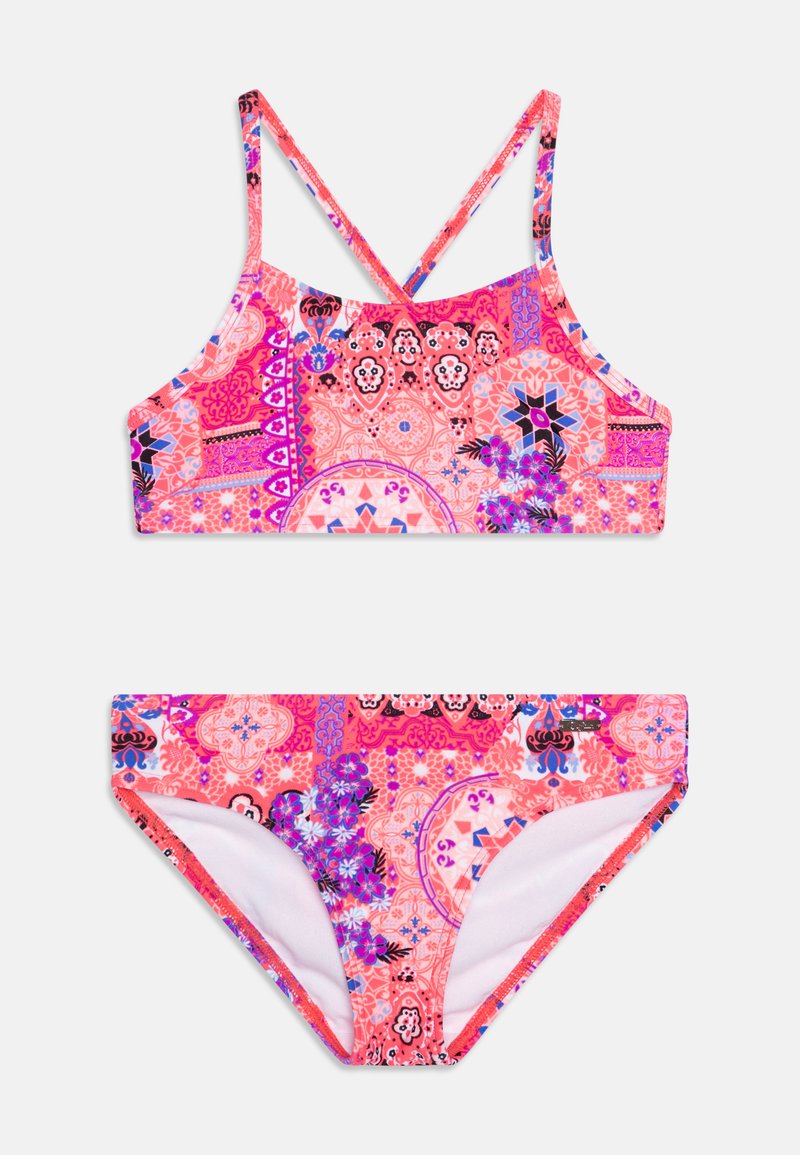 Roza bikinija set z vzorci, ki vključuje zgornji del z brasletami in ujemajoče se bikini hlačke, oba v živahnih cvetličnih vzorcih.