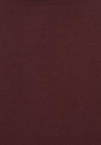 Bordeaux katoenen stof met een glad, gelijkmatig textuur, met een consistente kleur zonder patronen of versieringen.