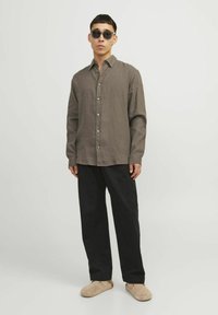 Jack & Jones JPRCCLAWRENCE LINEN SHIRT - Marškiniai - dark brown