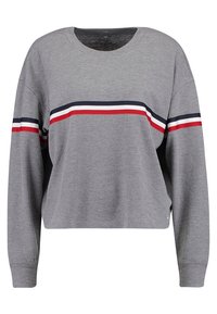 Šedý pletený svetr s volným střihem, kulatým výstřihem a dlouhými rukávy. Horizontální pruhy v námořnické modré, červené a b ílé barvě přes hruď.