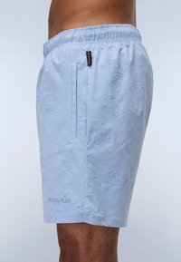 Șorturi de culoare albastru deschis, cu un model texturat, talie elastică, buzunar lateral și un imprimeu cu logo la margine. Fabricate dintr-un material ușor.