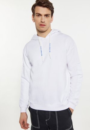 Hvid hoodie med snoretræk, prydet med blå tekst, lange ærmer og en afslappet pasform. Materialet ser blødt ud og har en glat tekstur.
