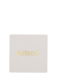 Caja cuadrada de color rosa claro con una textura suave, que presenta la palabra "amor" en letras doradas en relieve. Diseño simple y elegante.