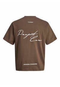 Brun T-shirt med korte ærmer og hvid kursiv tekst "Project Cars" samt mindre tekst "Universal Standard" på ryggen.
