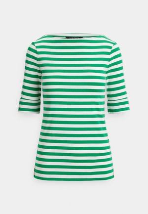 Zaļi un balti horizontāli svītrains krekls ar trīs ceturtdaļu garuma piedurknēm un laivas formas apkakli uz vienveidīga fona.