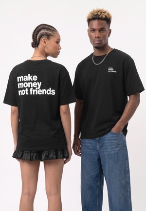 To modeller iført sorte skjorter; den ene viser ryggen med teksten "make money not friends" i store hvide bogstaver, den anden viser forsiden med en mindre version af teksten.