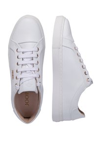 Weiße Ledersneaker mit flachen Gummisohlen, runder Zehenpartie, goldfarbenen Ösen und Logo-Detail an der Seite. Die Schnürsenkel sind weiß und flach.