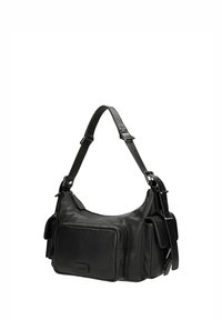 Sac à bandoulière en cuir noir avec bandoulière réglable, poche zippée à l'avant et poches latérales à rabat avec boucle.