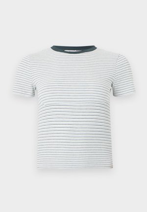 Valge lühikeste varrukatega soonikkoes t-särk, millel on õhukesed horisontaalsed mustad triibud ja ühtlane tumehall ümar kaelus.