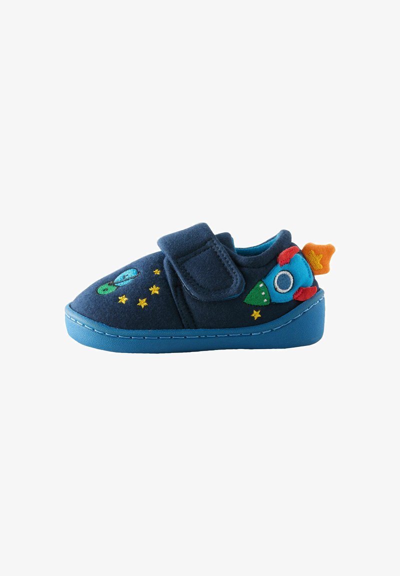 Chausson en tissu bleu marine avec une sangle Velcro, broderie d'une fusée et d'un extraterrestre vert, étoiles jaunes et une semelle bleue texturée.