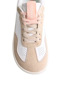 Sneaker con corpo in pelle bianca e dettagli in suede beige. Presenta una forma arrotondata, lacci rosa chiaro e logo sulla linguetta. Fori circolari per la ventilazione.