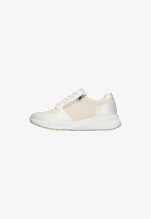 Sneaker aus einer Kombination von strukturiertem weißen Leder und glattem Stoff, mit einem hellrosa Akzent, Schnürverschluss und seitlichem Reißverschluss.