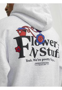 Sweatshirt gris avec un grand imprimé graphique portant le texte "Flower's Fn Stuff" et des motifs floraux colorés. Tissu lisse avec une capuche.