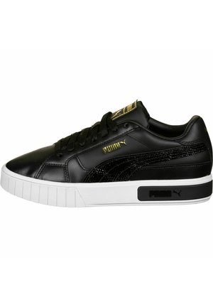 Czarne niskie buty sportowe Puma z złotym logo, teksturowanym bocznym paskiem, białą podeszwą i czarnymi sznurówkami, pokazane z zewnętrznej strony.