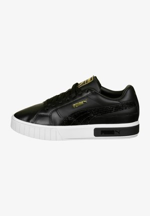 Baskets basses noires Puma avec logo doré, bande latérale texturée, semelle blanche et lacets noirs, vues de côté extérieur.