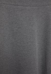 Tissu gris, doux avec une texture lisse. Conception simple, sans motifs ni accents visibles. Le matériau semble léger et extensible.