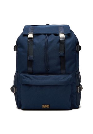 Tmavě modrý batoh s přední kapsou na zip, dvěma černými přezkami, síťovanými bočními kapsami a horním stahovacím šňůrkou.