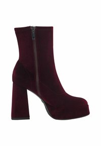 Zamszowe botki za kostkę w głębokim burgundzie z bocznym zamkiem błyskawicznym, kwadratowym obcasem i platformą. Posiadają gładką teksturę i elegancki design.