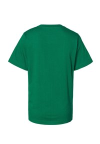 Effen groene T-shirt met korte mouwen van achteren getoond op een witte achtergrond.