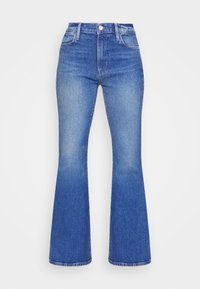 Jeans de mezclilla de tiro alto en un tono azul claro y acampanados, con un acabado ligeramente desgastado, cinco bolsillos y detalles de costura en contraste.