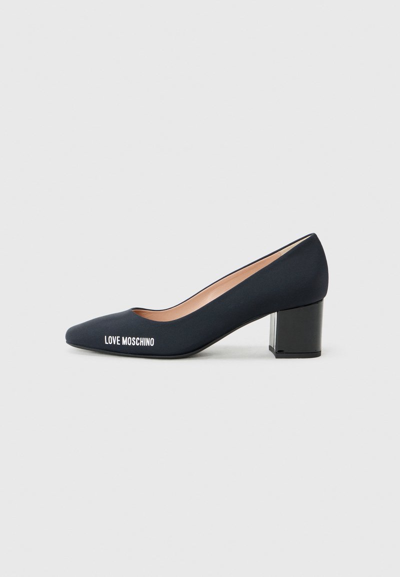 Sandal com bico fino na cor azul-marinho, com um salto bloco transparente e o logótipo "LOVE MOSCHINO" na lateral, colocado sobre um fundo branco liso.