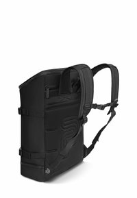 Mochila negra con un diseño estructurado y aerodinámico. Presenta lados texturizados, correas ajustables y un compartimento con cremallera. Material duradero.