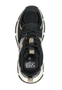 Black sneaker with mesh fabric, spotted beige accents, thick white sole, front lacing, and logo on the insole. Size 39.