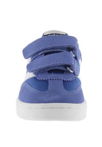 Baskets en daim bleu avec deux bandes Velcro, accents blancs, tissu texturé et semelle en caoutchouc. La vue de face met en valeur le design et les attaches.