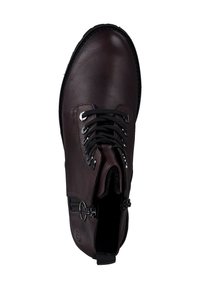 Bottine en cuir marron avec un bout rond, des lacets noirs contrastants et une fermeture éclair sur le côté. Dispose d'une texture lisse et d'accents métalliques.