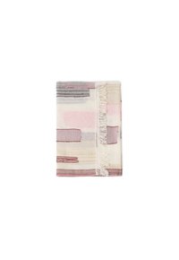 Coperta leggera in crema con motivi astratti in rosa, grigio e bordeaux. Presenta bordi frangiati e una texture morbida.