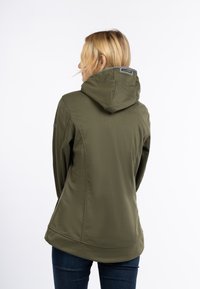 Giacca verde oliva con cappuccio, realizzata in materiale liscio. Presenta un orlo curvo e cuciture laterali. Vista da dietro su uno sfondo chiaro.