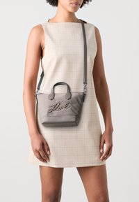 KARL LAGERFELD SIGNATURE  - Sac à main - ash grey