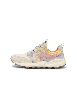 Sneaker casual chunky con pannelli in suede multicolore beige, rosa, giallo, blu e viola, caratterizzata da suola testurizzata e linguette per il tiraggio su linguetta e tallone.
