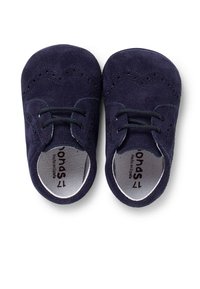 Scarpine per bambini in suede blu navy con dettagli brogue, punta rotonda e lacci neri. L'interno ha una fodera in pelle con il marchio visibile.