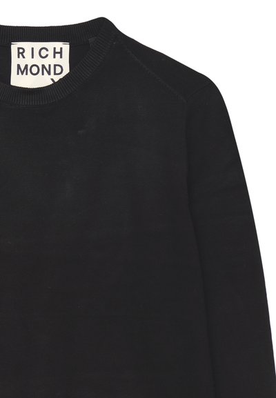 Felpa nera con scollo a girocollo a costine e maniche raglan. Il tessuto appare liscio con una leggera texture. Etichetta con logo visibile all'interno.