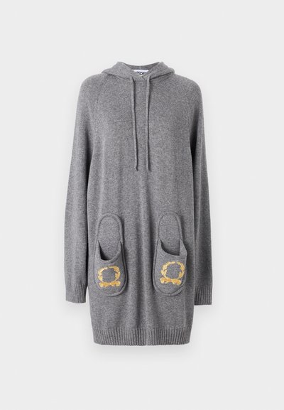 Rochie-sweater cu glugă gri, confecționată dintr-un material moale, având două buzunare mari decorate cu motive aurii de frunze, margine și mansete cu nervuri.