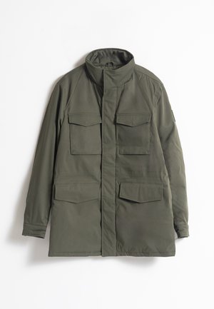 Parka de color verde oliva con un collar alto, dos bolsillos en el pecho y grandes bolsillos frontales. Tela suave y diseño de corte recto.