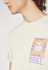 Obey Clothing THROWBACK UNISEX - Marškinėliai su spaudiniu - cream