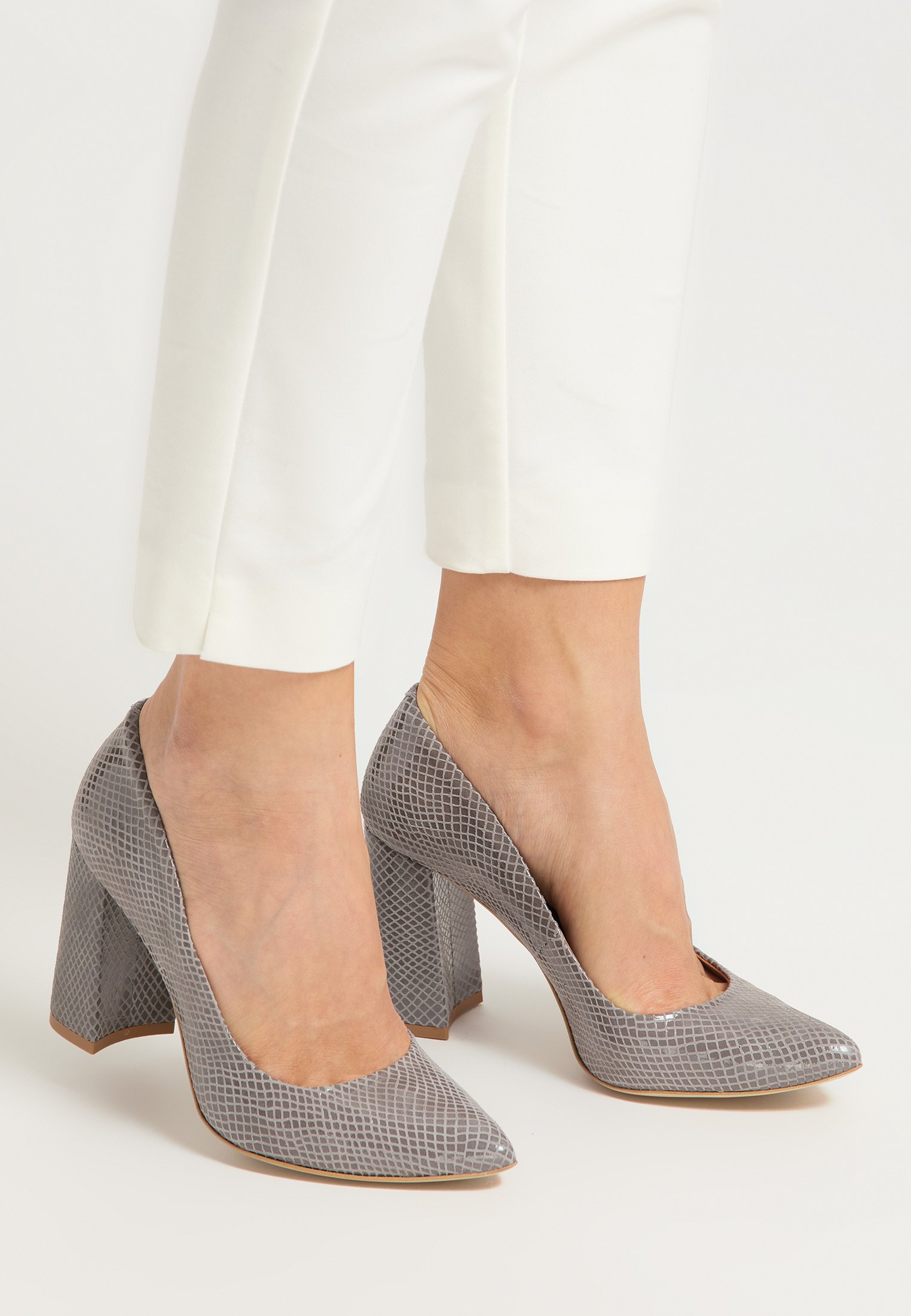 Licht grijze pumps met puntneus en hoge stiletto hak | Hoge Hakken